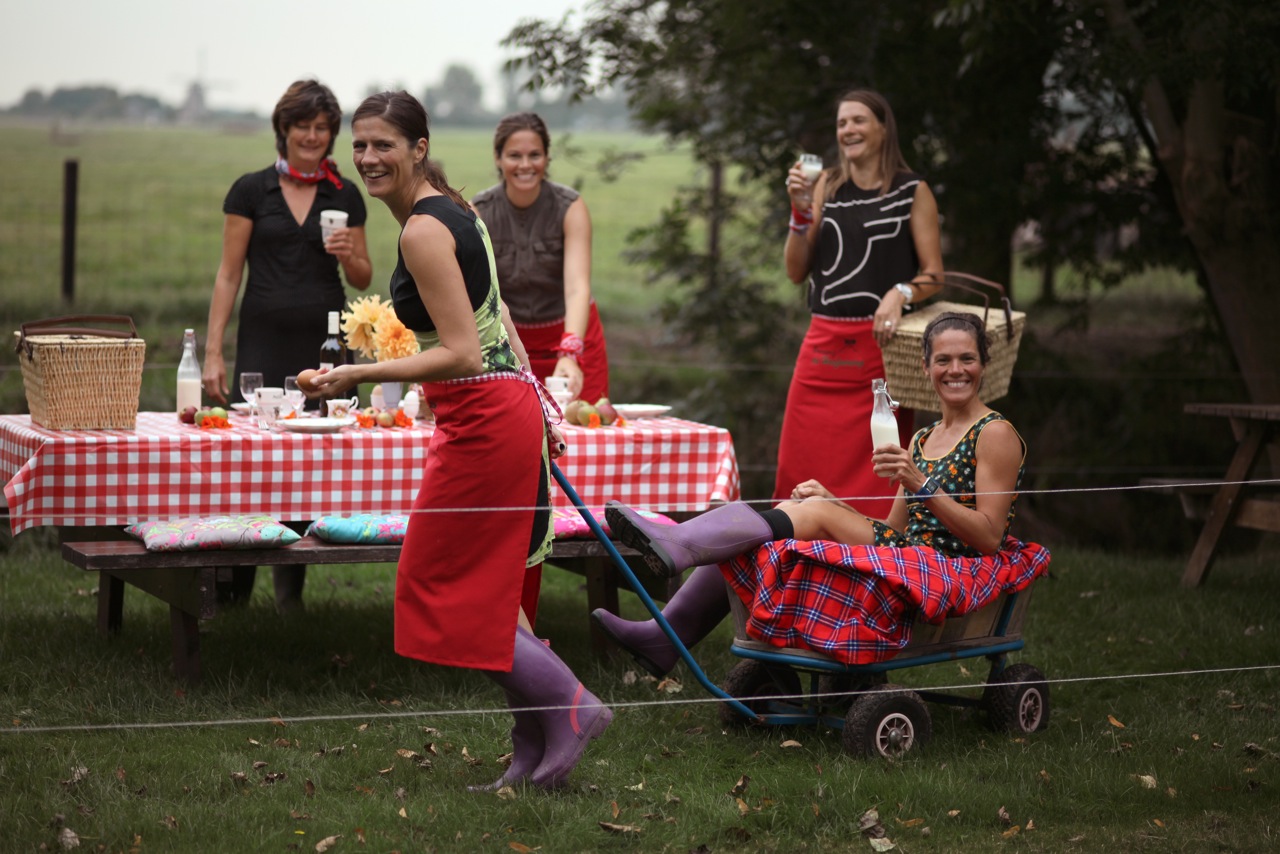 Zusjes Nell in de weer met een picknick